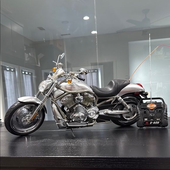Vintage Harley-Davidson Remote Control V-Rod Motorcycle - Picture 1 of 14